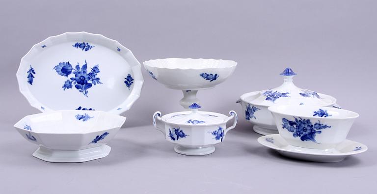 SERVISDELAR, 29 st, porslin, "Blå blomst", Royal Copenhagen.