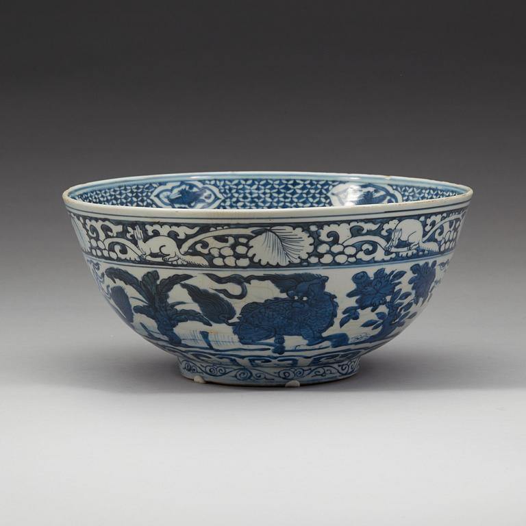 A large blue and white bowl, Ming dynasty, Wanli (1572-1620).