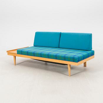 Ingmar Relling, soffa samt sidobord "Svane", ur Svane-serien, Ekornes Fabrikker A/S, Norge, 1970-tal.