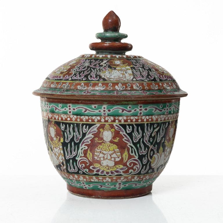 A Benjarong porcelain bowl with cover, Thailand, 19th century.
