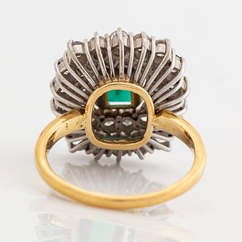 Ring, 18K guld, smaragdslipad smaragd ca 2 ct, med 32 briljantslipade diamanter totalt ca 2 ct.
