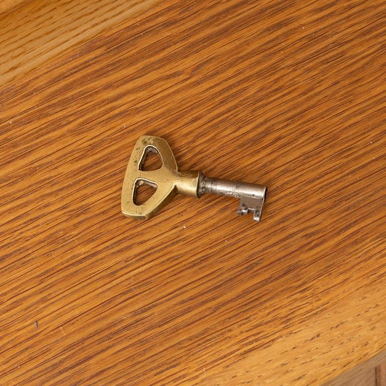 Carl Malmsten, skåp, "Calmare Nyckel", Åfors Möbelfabrik, 1900-talets andra hälft.