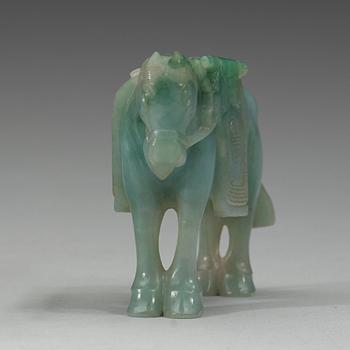 A carved figure of a horse, late Qing dynasty (1644-1912).