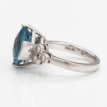 A 14K white gold ring with a topaz and diamonds ca. 0.18 ct in total.