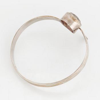 ISAAC COHEN, armring, silver och bergkristall, Galerie 22:an, Stockholm, 1967.
