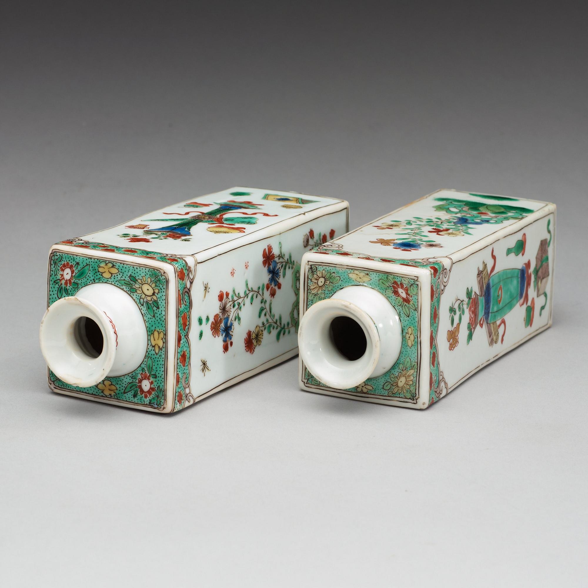 Two famille verte bottles, Qing dynasty, Kangxi (1662-1722).