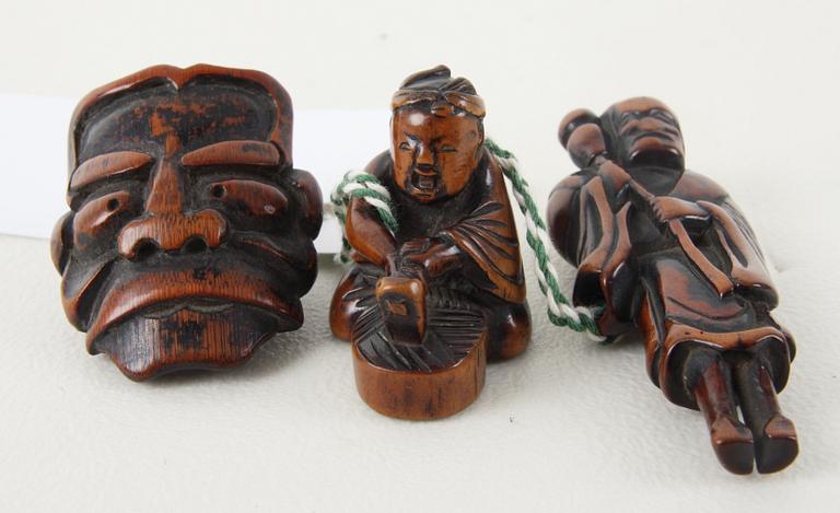 NETSUKES, 3 st, trä. Japan. 1800/1900-tal.