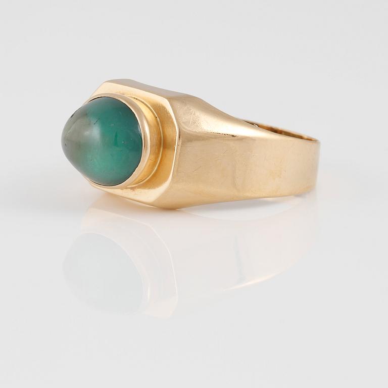 RING, 18K guld samt grön paste, Gustav Dahlgren & Co, Malmö, 1956. Vikt 2,8 gram.