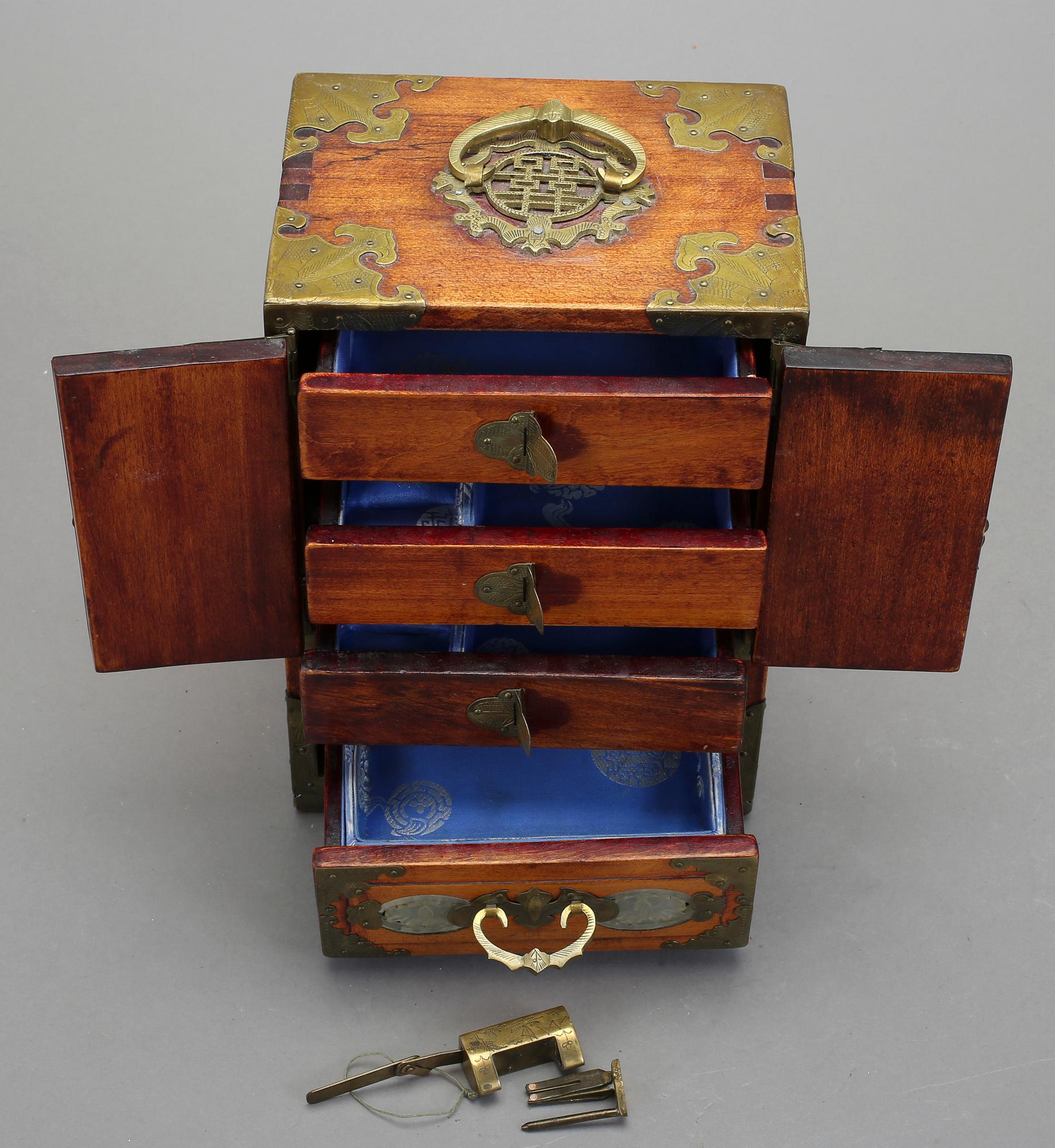 SMYCKESKRIN, trä och jade, Kina, 1900-tal.