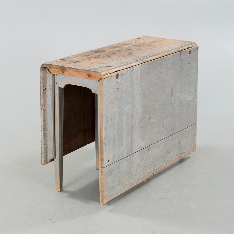 A gate-legged table, 18th century.