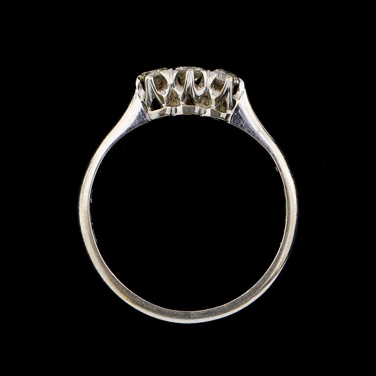 RING, 18k vitguld med 3 briljantslipade diamanter, tot 0.25 ct, GD & Co Malmö, 1900-talets senare hälft.  Vikt 3 g.