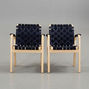 KARMSTOLAR, ett par. Modell 45, Alvar Aalto, Artek.