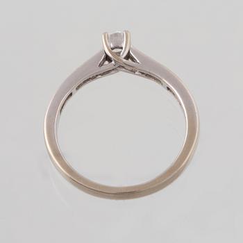 RING, 18K vitguld med 19 briljantslipade diamanter totalt ca 0.40 ct, utländska stämplar. Vikt 3,6 gram.