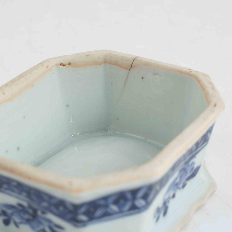 Two Chinese blue and white porcelain sauce boats and two salts, Qing dynasty, Qianlong (1736-95).