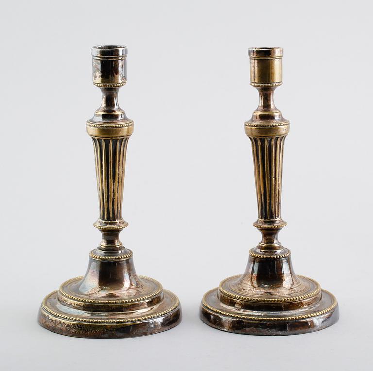 LJUSSTAKAR ett par, försilvrade, sannolikt Frankrike, 1700-tal.