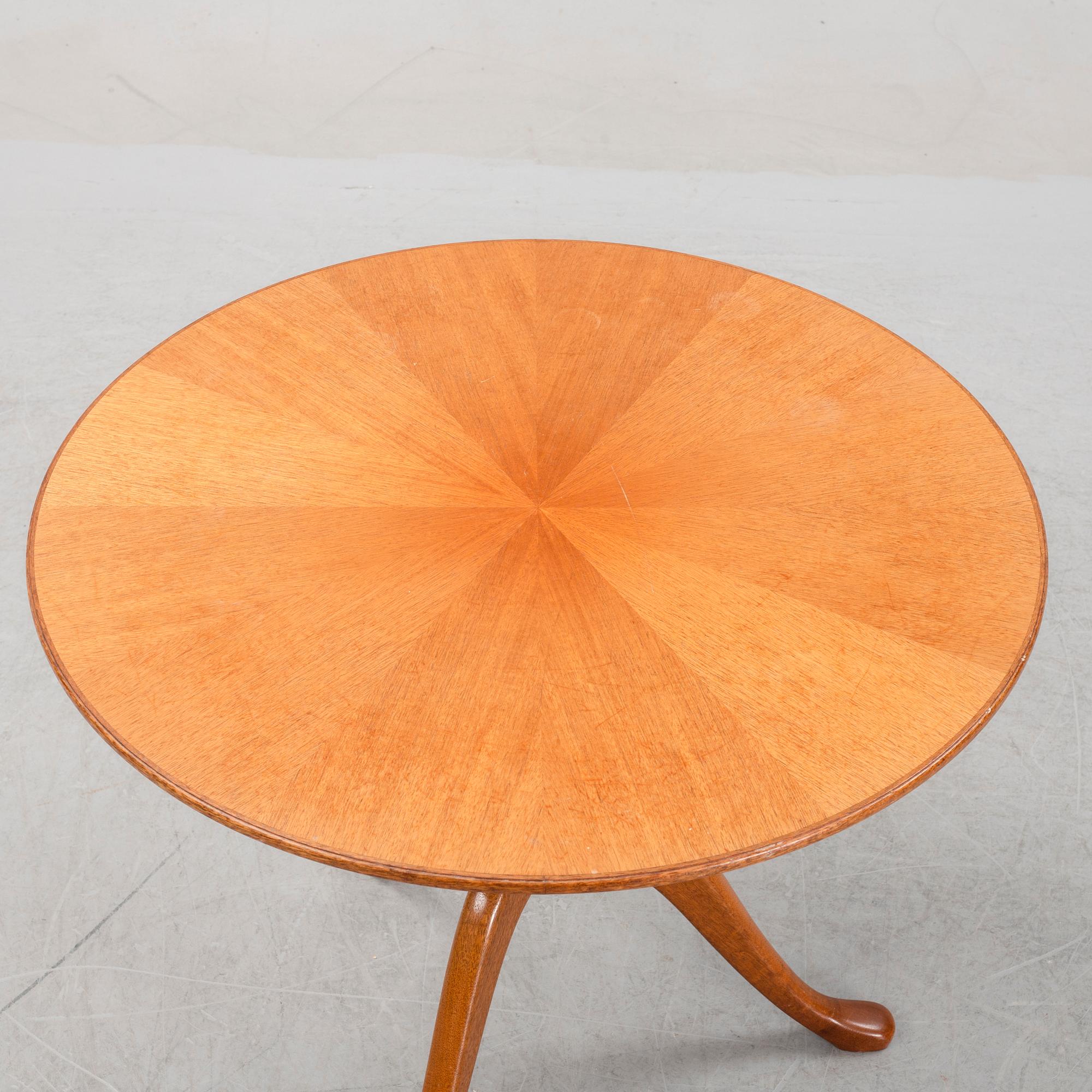 Carl Malmsten, a pair of 'Lata Greven' easy chairs, OH Sjögren, and a 'Berg' table, second half of the 20th Century.