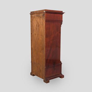 A mahogany veneered cabinet from around year 1900.