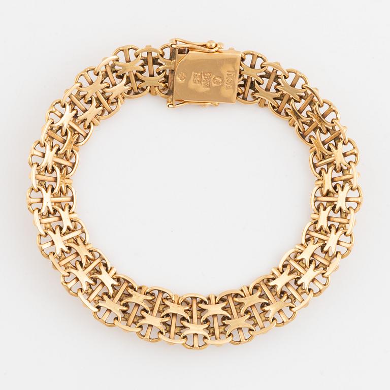 18K gold bracelet.