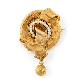 497A. En brosch 18K guld med pärlor och svart emalj.