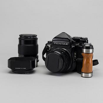 KAMERA, PENTAX 6x7, objektiv 165 mm, 90 mm samt kameraväska, Billingham. 1900-talets fjärde kvartal.