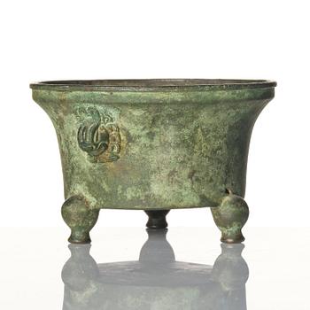 A bronze tripod censer, 17th/18th century.