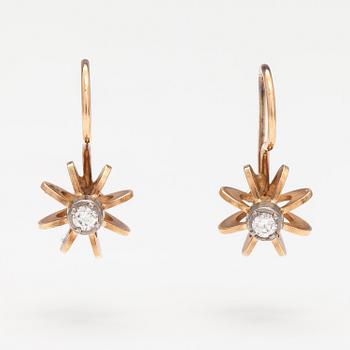 A pair of 14K gold earrings with diamonds ca. 0.08 ct in total. Kupittaan kulta, Turku.