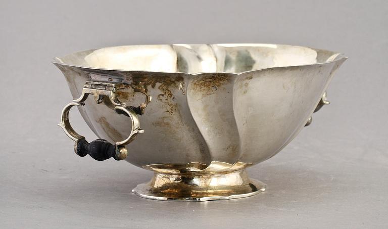 SKÅL, silver, otydliga utländska stämplar. 1900-talets första hälft. Tot vikt 420 gram.
