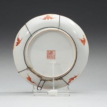 FAT, tre stycken, porslin. Qingdynastin, med Daoguangs sigillmärke och period (1820-50).