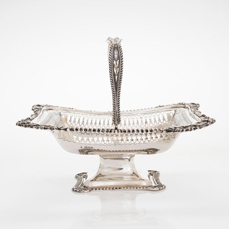 An early 20th-century sterling silver bread basket, London 1911.