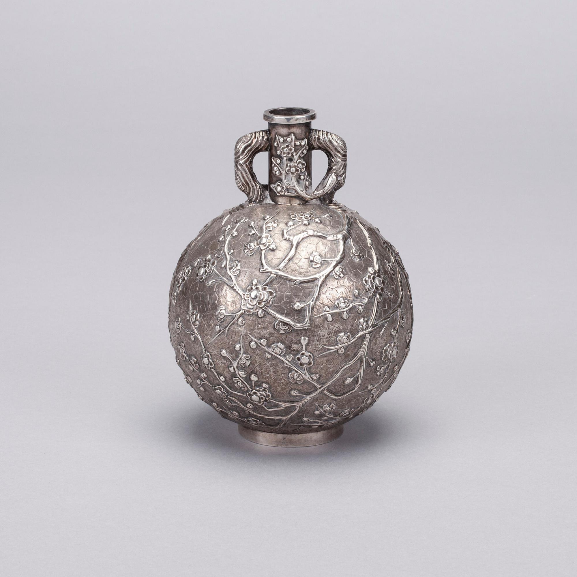 VAS, silver, Wang Hing Co, Hongkong, Kina sekelskiftet 1800/1900. Vikt ca 390,7 g.