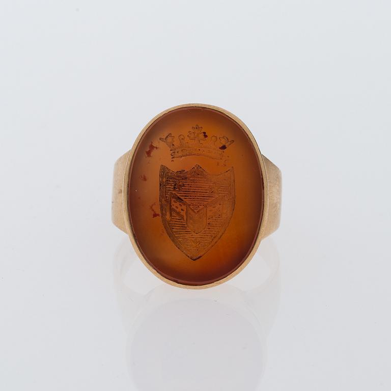 VAPENRING, guld 18K och karneol. Auran Kultaseppä, Åbo 1931.