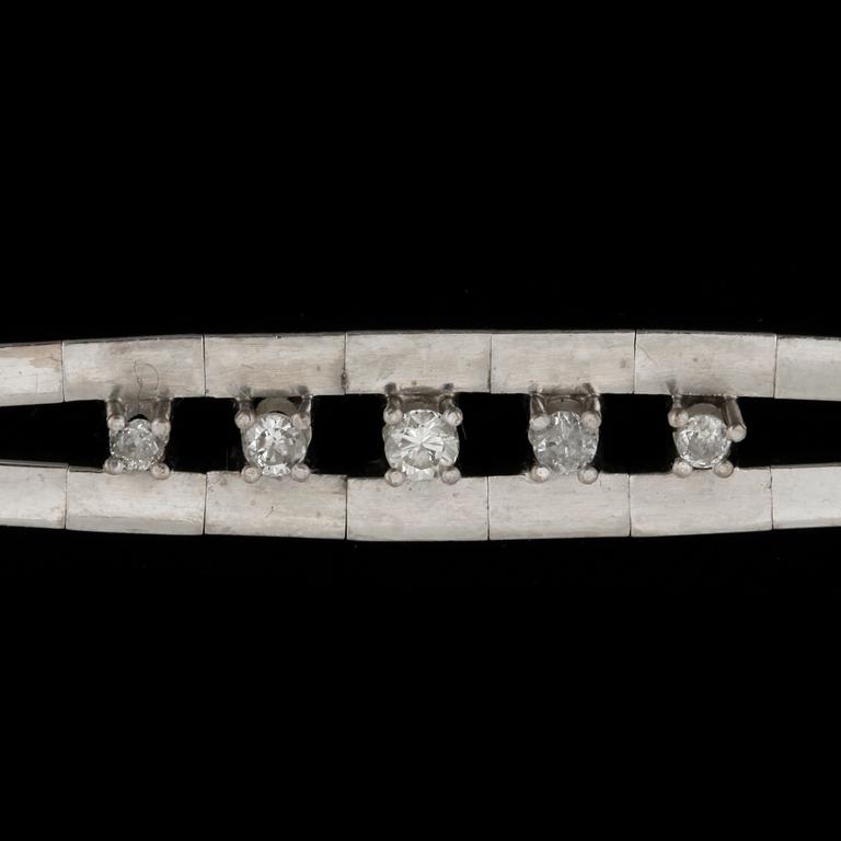 ARMBAND, 18k vitguld med 5 briljantslipade diamanter tot ca 0,21 ct. Vikt ca 23 gram.