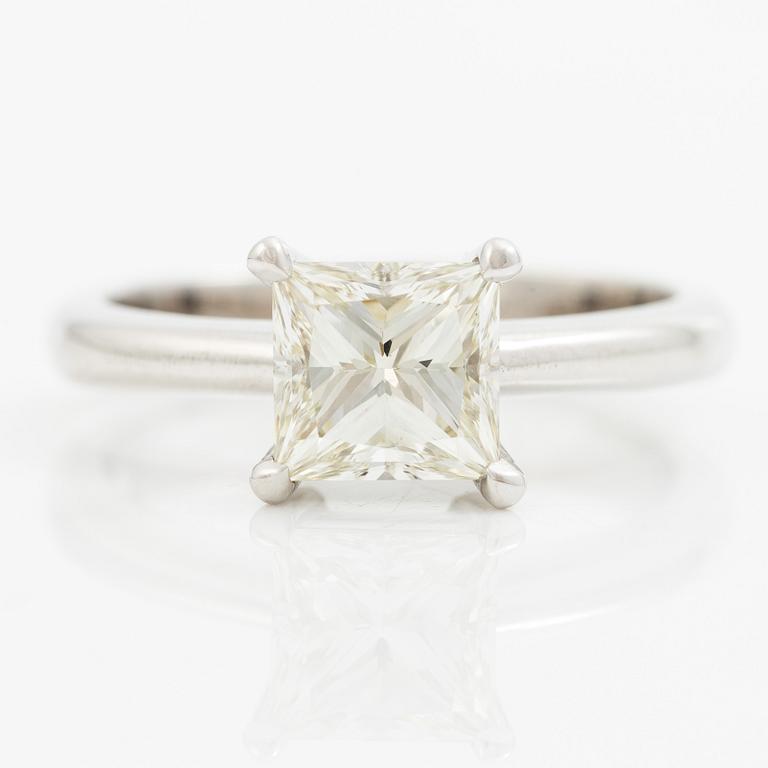 A ring in 18K gold with a princess-cut diamond.