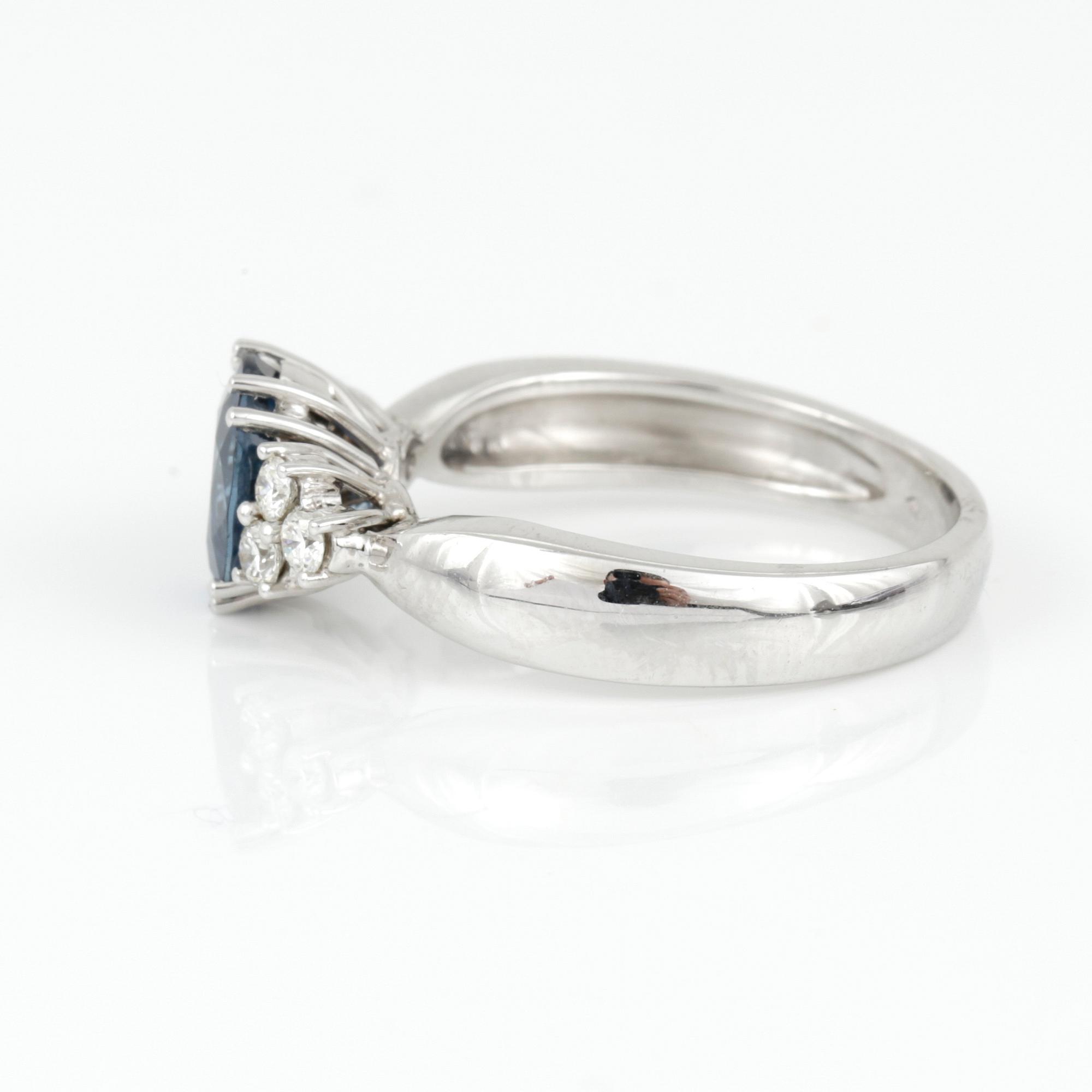 RING, 18K vitguld med ovalslipad safir ca 1,95 ct och briljantslipade diamanter, tot ca 0,22 ct. Vikt ca 5,20 g.
