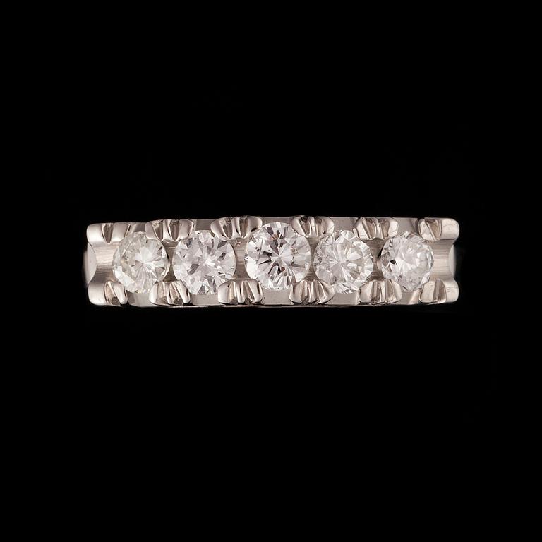 RING, platina, 5 st briljantslipade diamanter tot. 0,50 ct. Vikt ca 4 g.