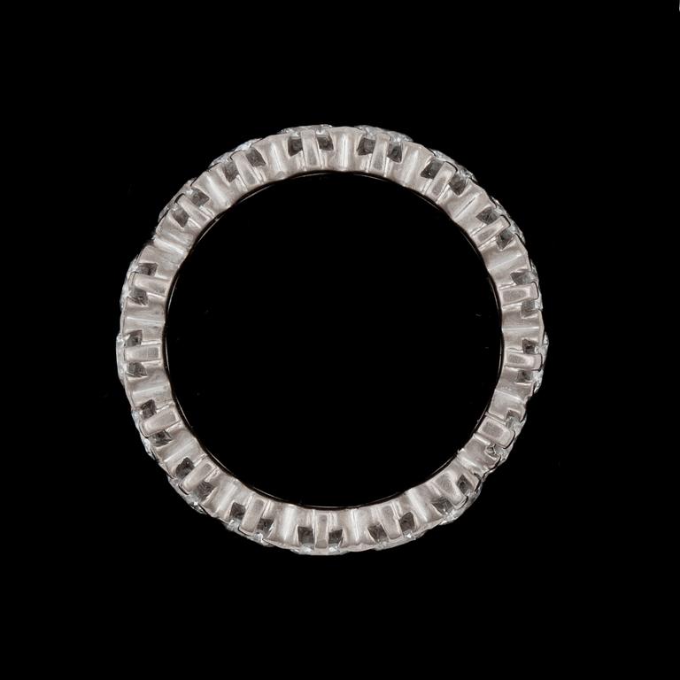 RING, helallians, med 17 st briljantslipade diamanter tot. ca 4.60 ct.