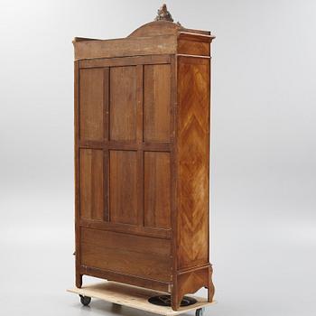A mahogany veneered vitrine cabinet from around the year 1900.