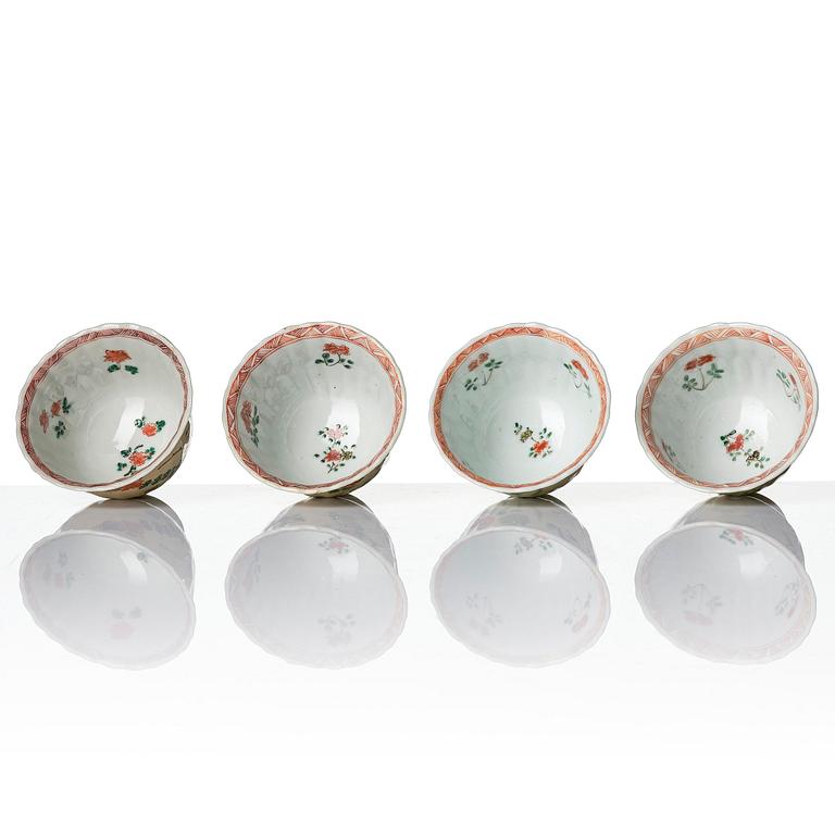 Koppar med fat, fyra stycken, porslin. Qingdynastin, Kangxi (1662-1722).