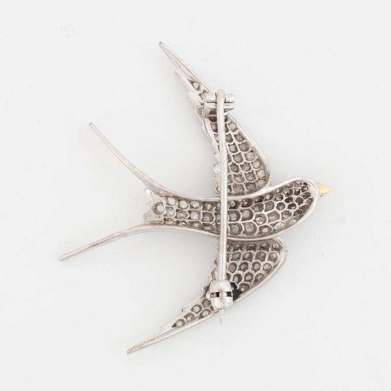Brosch platina och guld med rosenslipade diamanter och en rubin, i form av en svala.