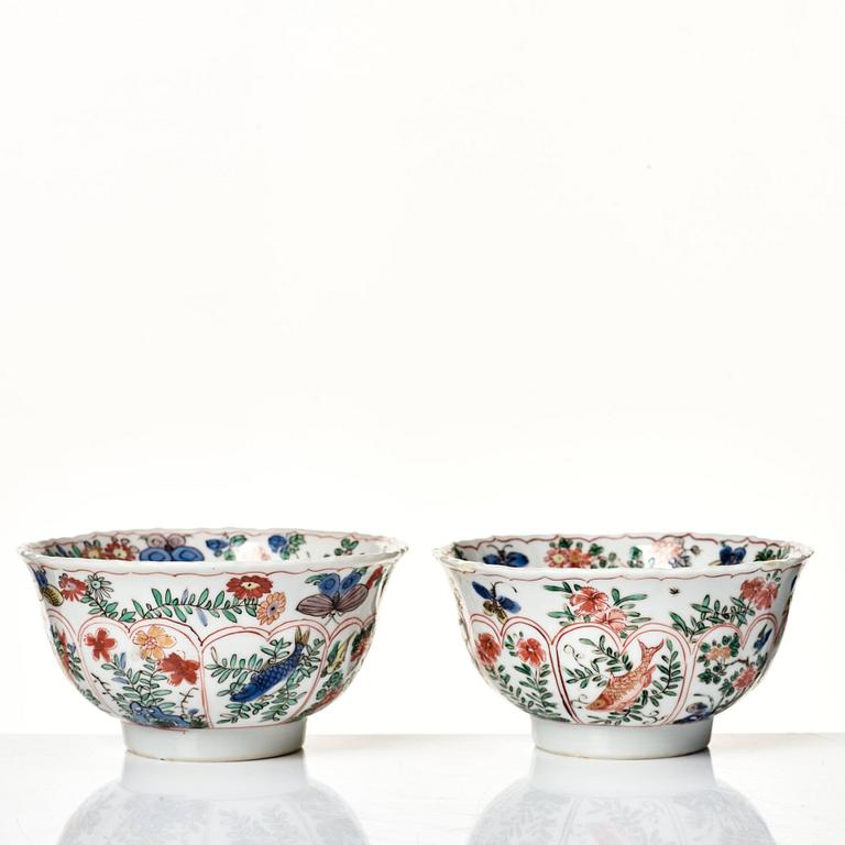 A pair of large famille verte cups with saucers, Qing dynasty, Kangxi (1662-1722).