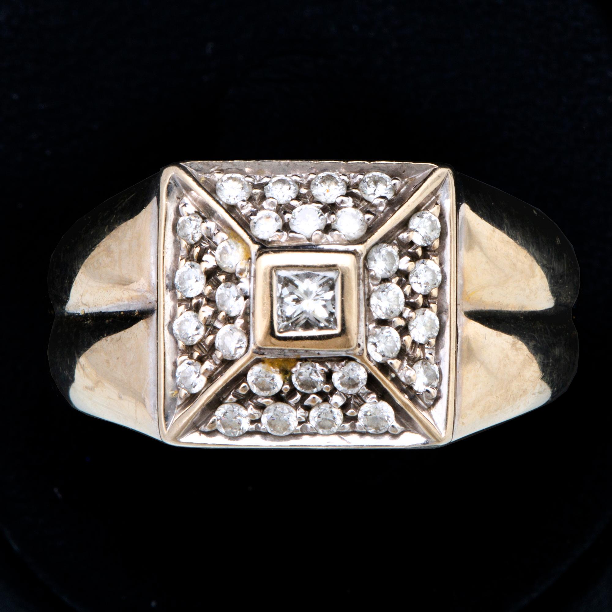 Ring 18K vitguld med 1 princesslipad diamant och briljanter ca 0,40 ct totalt, bredaste del ca 10 mm.
