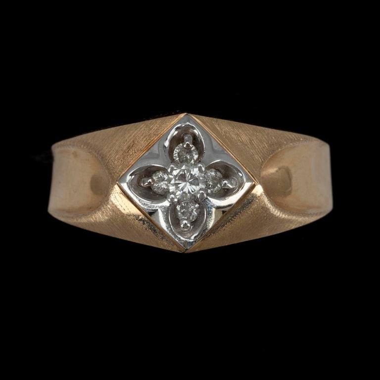 RING, guld 14 K, 5 diamanter, total vikt 6 g.