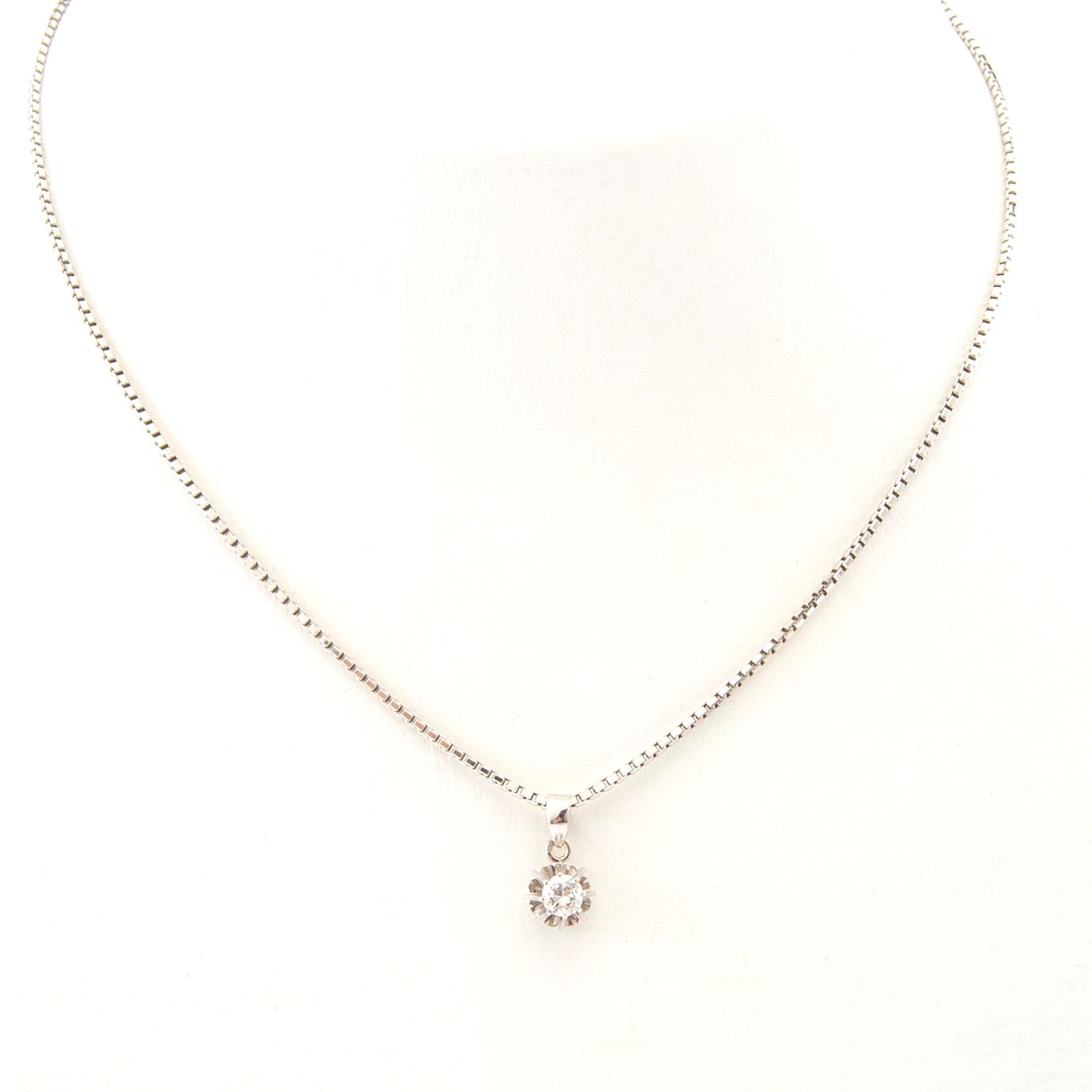 Halsband 18K vitguld med en rund briljantslipad diamant.