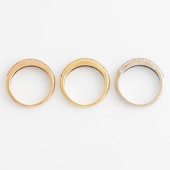 Tre ringar 18K guld med runda briljantslipade diamanter.