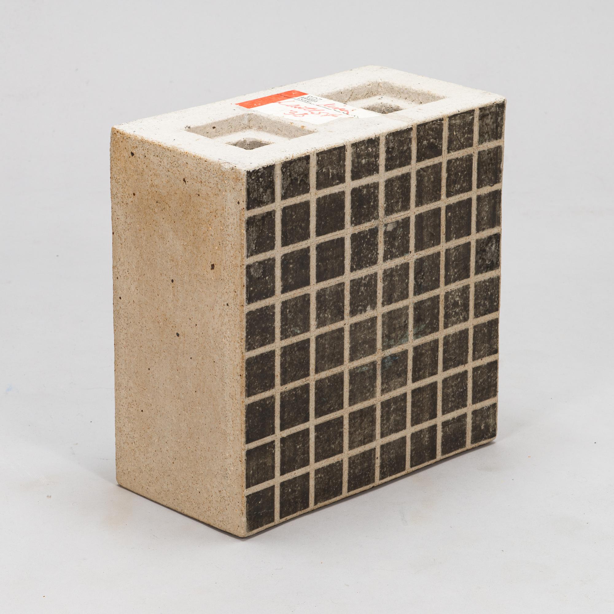Minni Lukander, A sculpture /urn signed Minni 1984 Arabia.