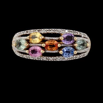 RING, 14K tvåfärgat guld, safirer och diamanter tot ca 0.04 ct. Vikt ca 4 g.