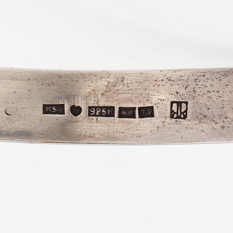 Kaulakoru, sterlinghopeaa ja vuorikristalli. Kaunis Koru, Helsinki 1972.