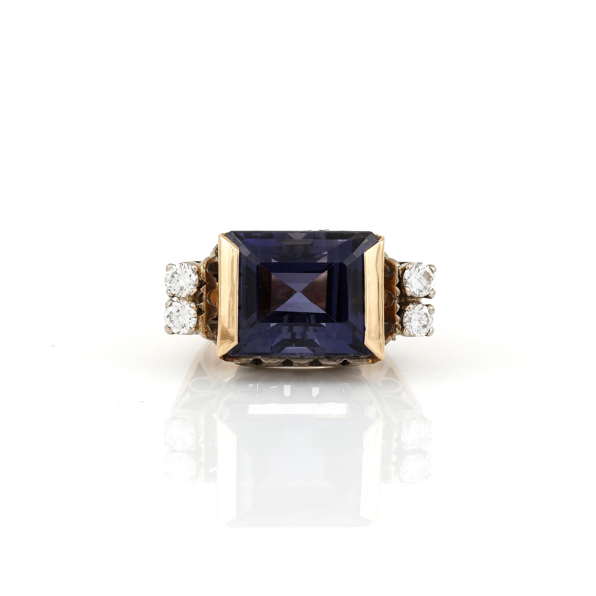 RING, 18K guld med iolit, ca 9,74 ct, samt briljanter, tot ca 0,40 ct, Atelier Ajour, Stockholm, 1977. Total vikt ca 9 g.