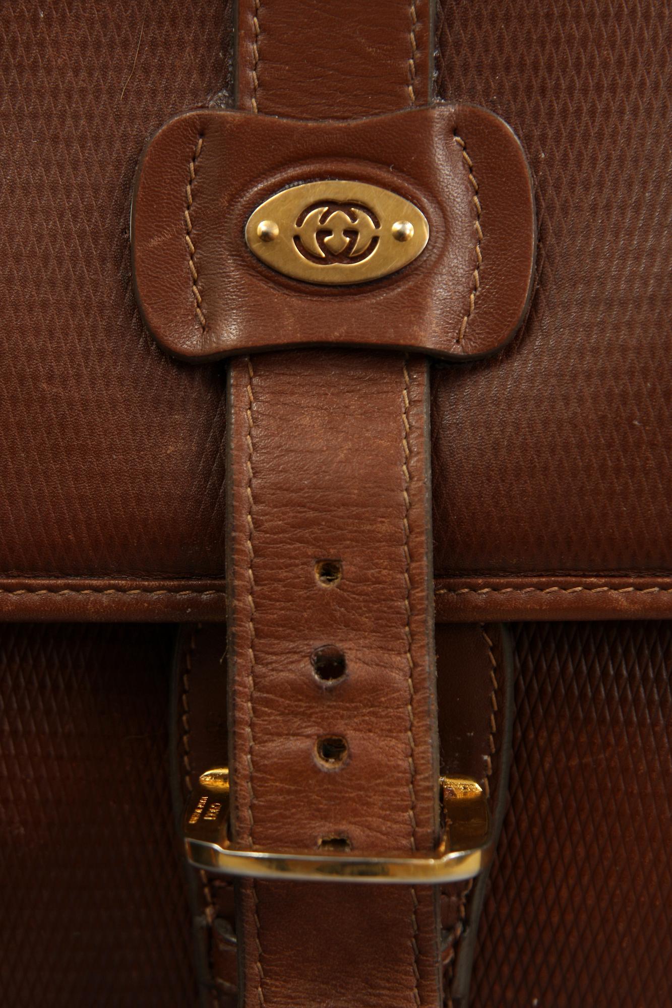 AXELREMSVÄSKA, Gucci samt HANDVÄSKA, Dooney & Bourke.