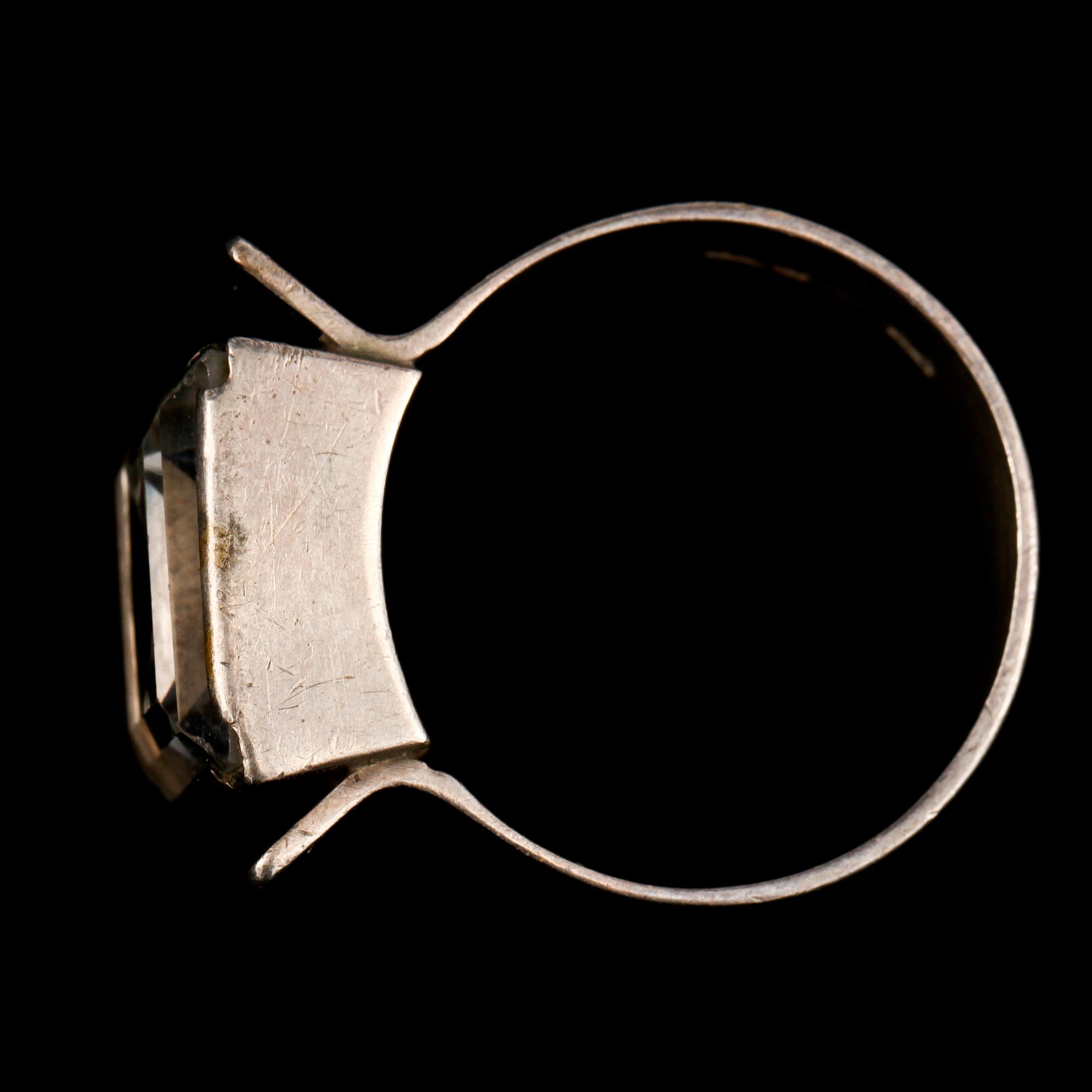 RING, silver samt fasettslipad bergskristall, Kaplans, Stockholm, 1965. Vikt 8 g.